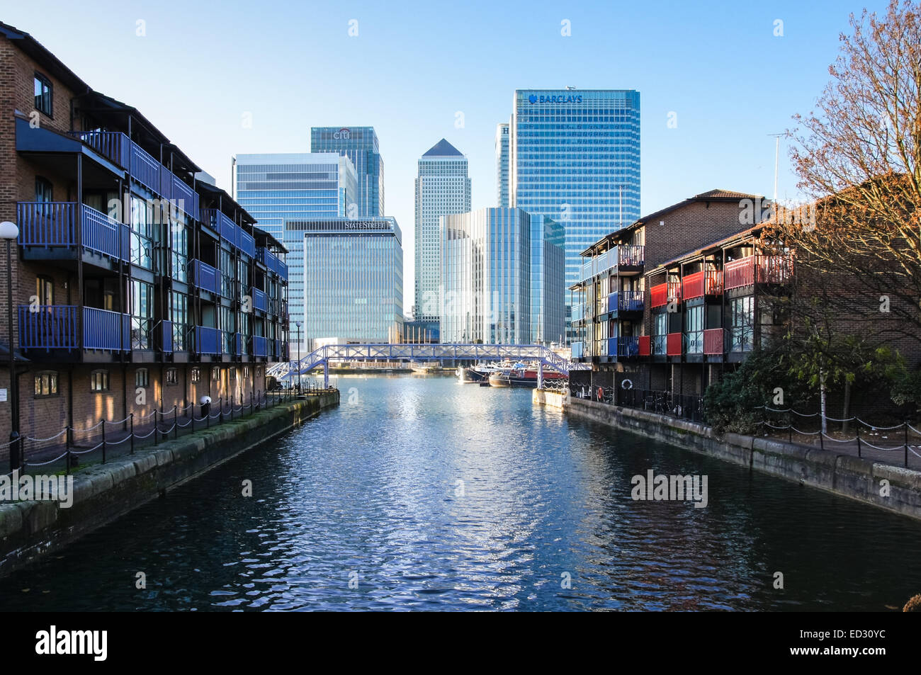 Blackwall Basin mit Wolkenkratzern und Wohngebäude in Canary Wharf, London England Vereinigtes Königreich UK Stockfoto