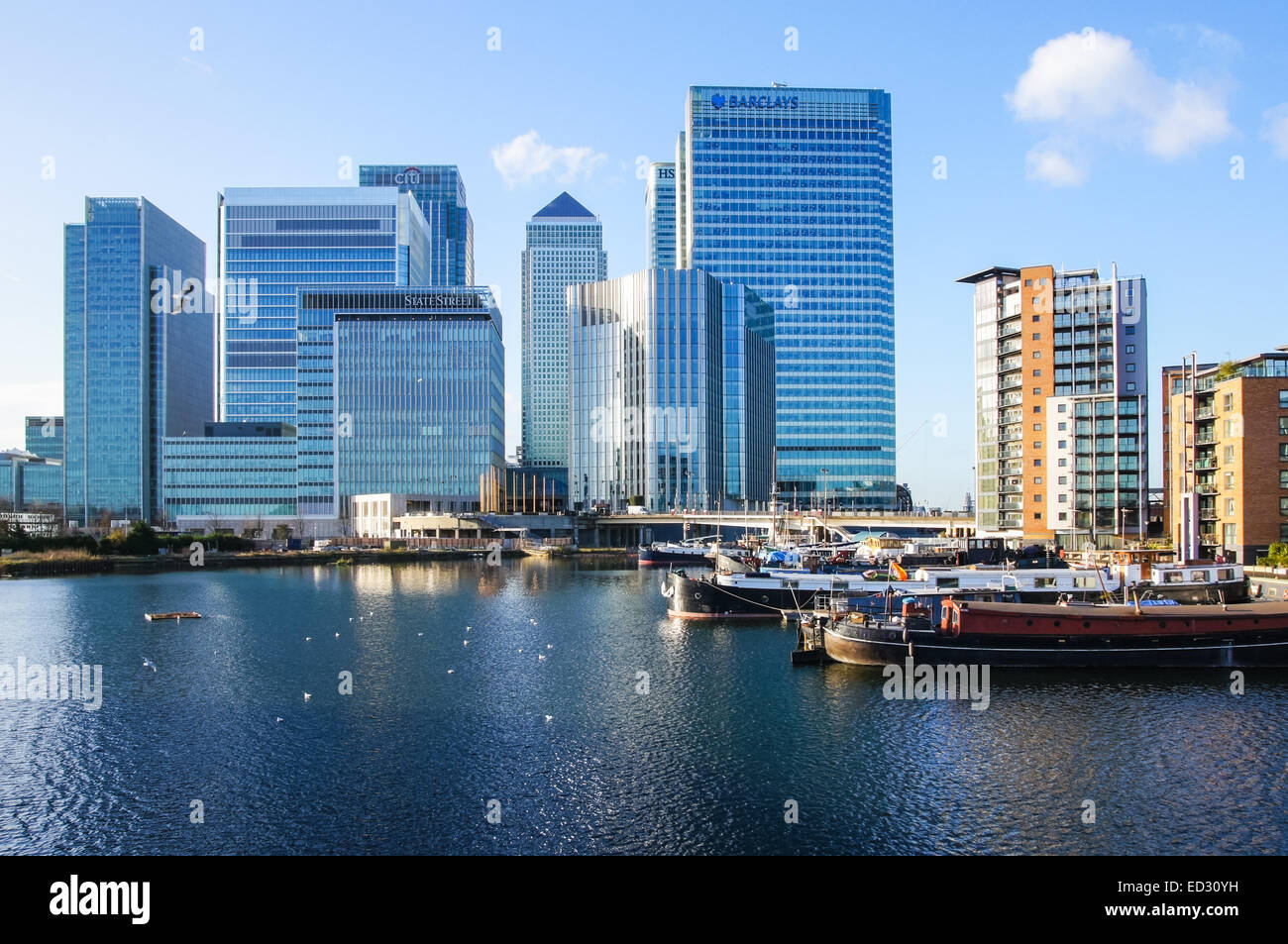 Blackwall Basin mit Hochhäusern und Bürogebäuden in Canary Wharf, London England Vereinigtes Königreich UK Stockfoto