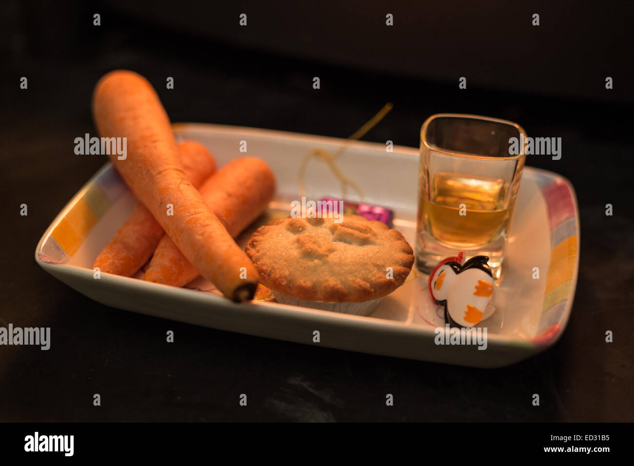 Ein Teller mit Leckereien für den Weihnachtsmann am Heiligabend ausgelassen Stockfoto