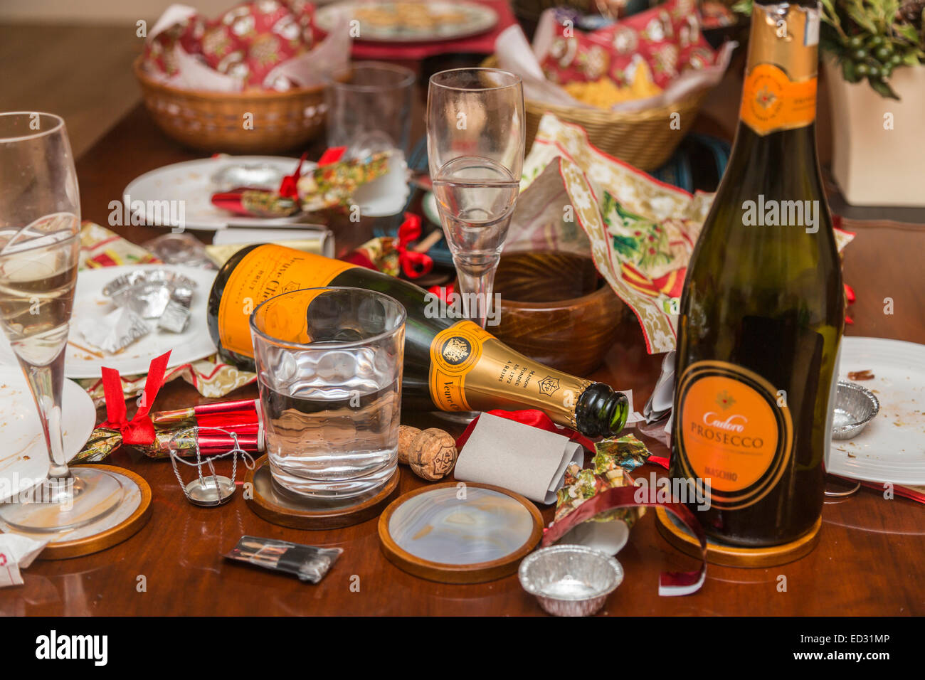 Schutt, Müll und ungewaschenen Gläser im Gefolge einer festlichen Jahreszeit Partei mit einer leeren Flasche Veuve Clicquot Champagner und anderem Müll Stockfoto