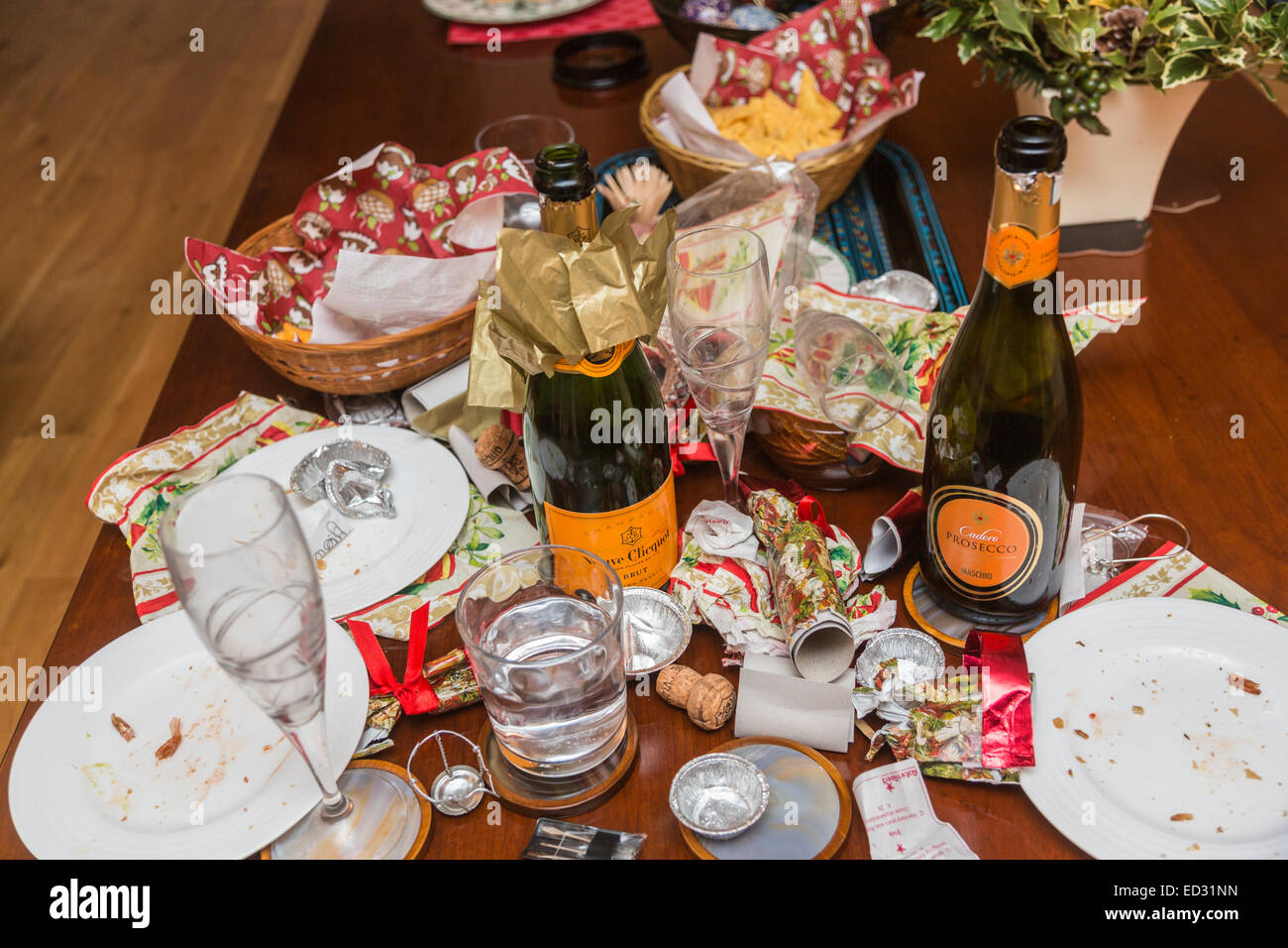 Ablagerungen im Anschluss an eine festliche Jahreszeit Party mit einer leeren Flasche Veuve Clicquot Champagner und anderem Müll Stockfoto