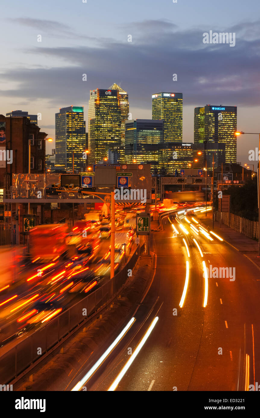 Verkehr auf A102 Blackwall Tunnel Ansatz mit Canary Wharf Wolkenkratzern im Hintergrund, London England Vereinigtes Königreich UK Stockfoto
