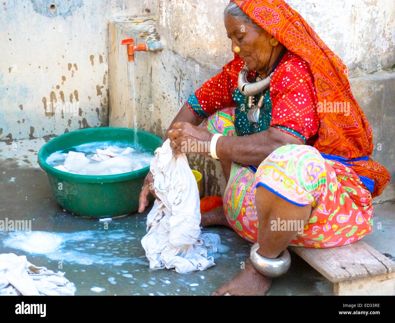 ältere indische Frau Waschen von Kleidung Stockfoto