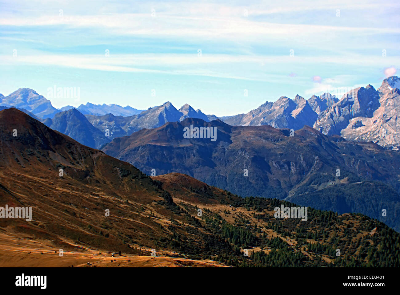 Bergpanorama vom Nuvolau Peak in Dolomiten Stockfoto