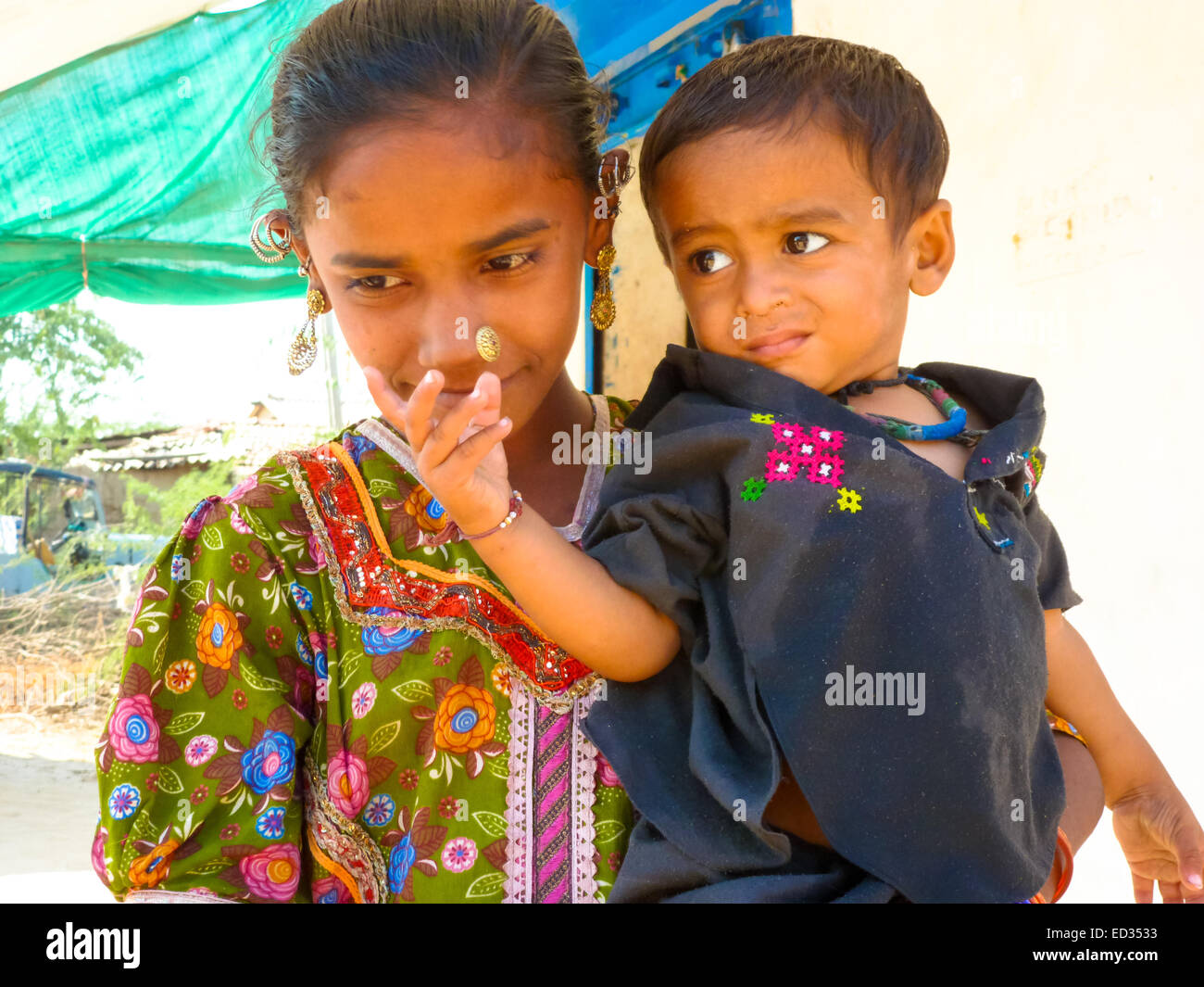 Mädchen und jungen in Bhuij Gujarat Indien Stockfoto