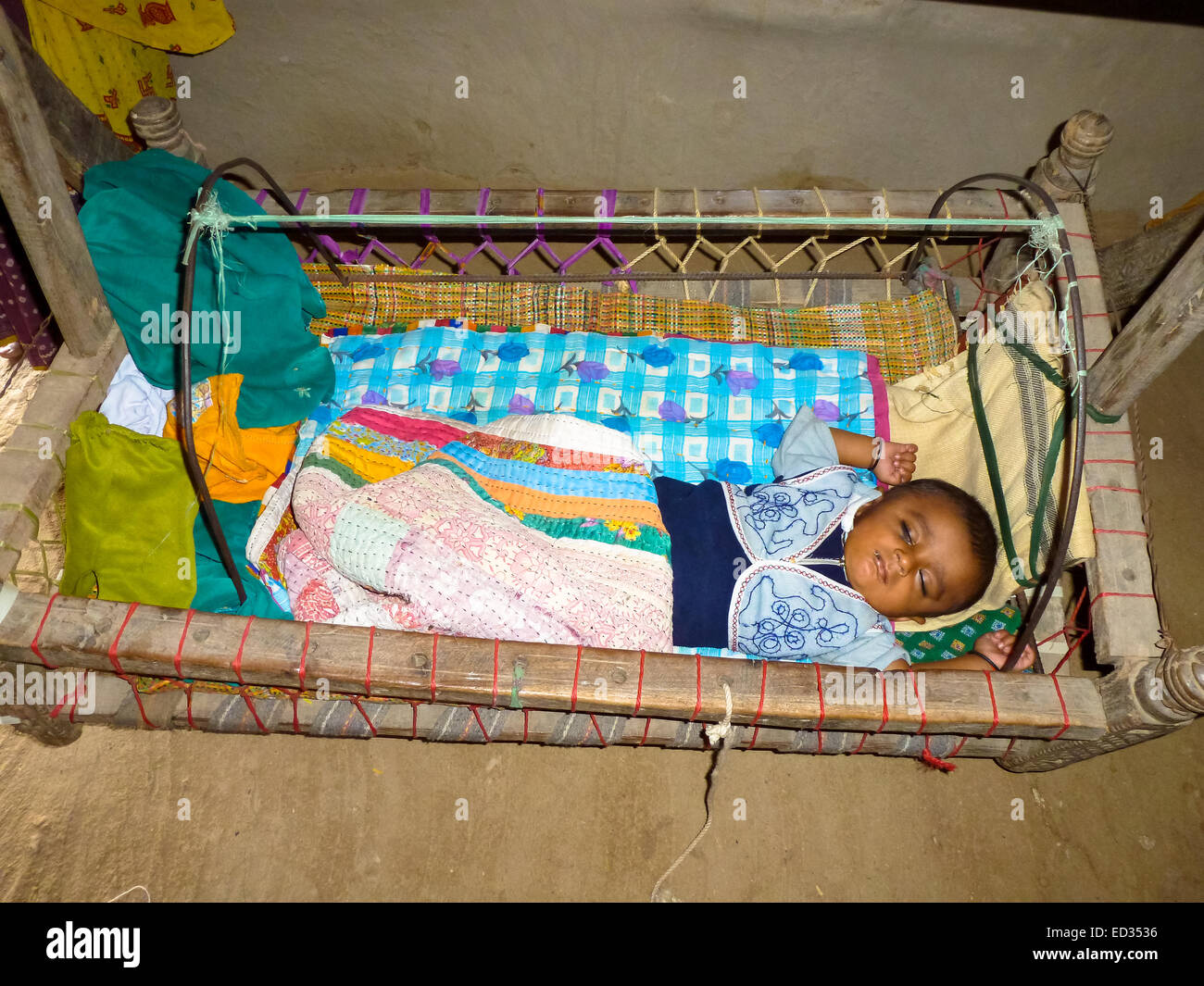 Baby in Wiege in Bhuij Indien Stockfoto