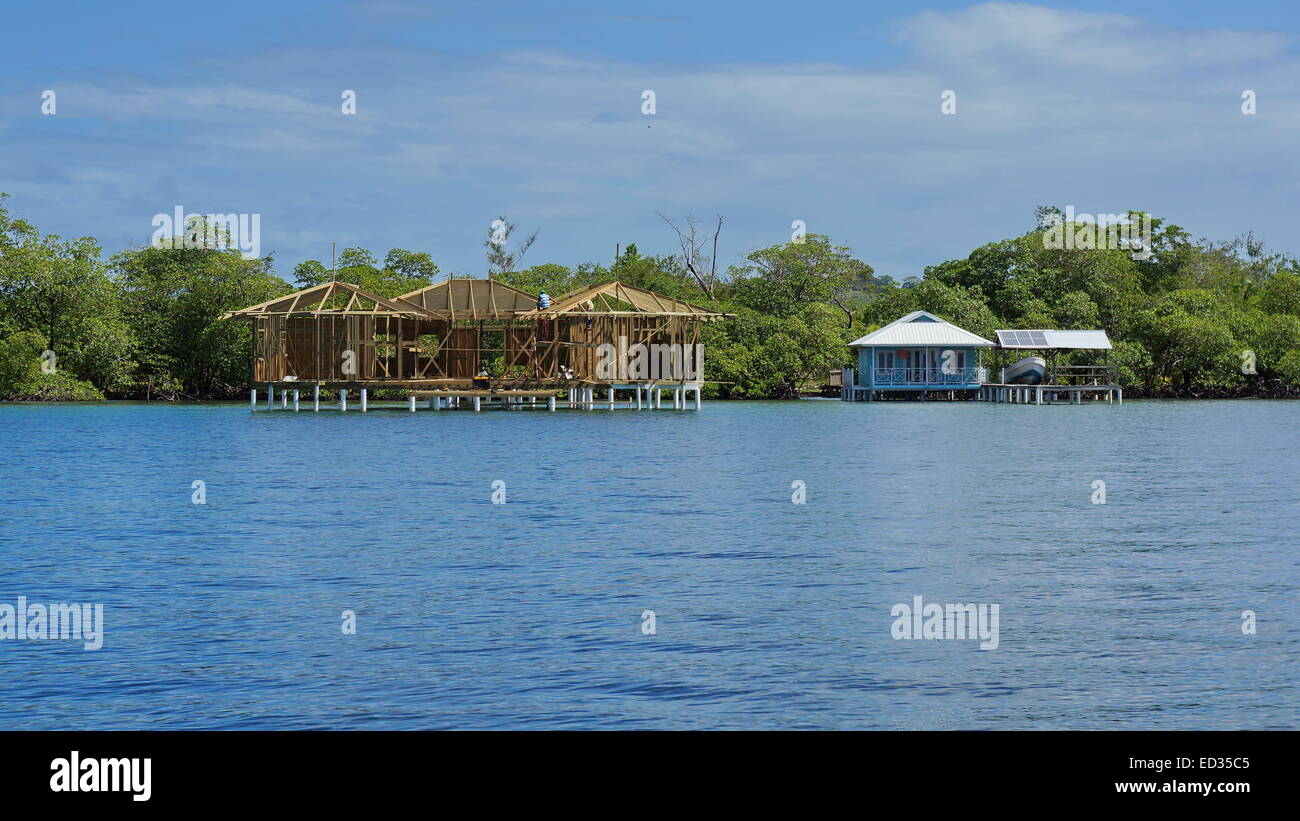 Neue tropische Holzhausbau über dem Meer in der Nähe ein Bungalow mit Bootshaus, Karibik, Bocas del Toro, Panama Stockfoto