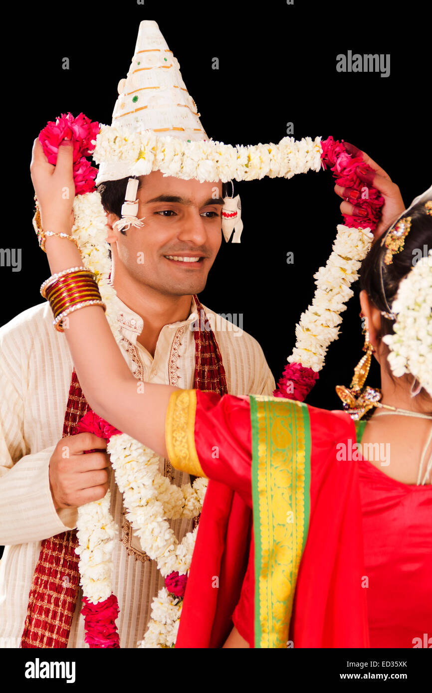 2 Paar in Bengali Bräutigam Hochzeit Varmala Stockfoto