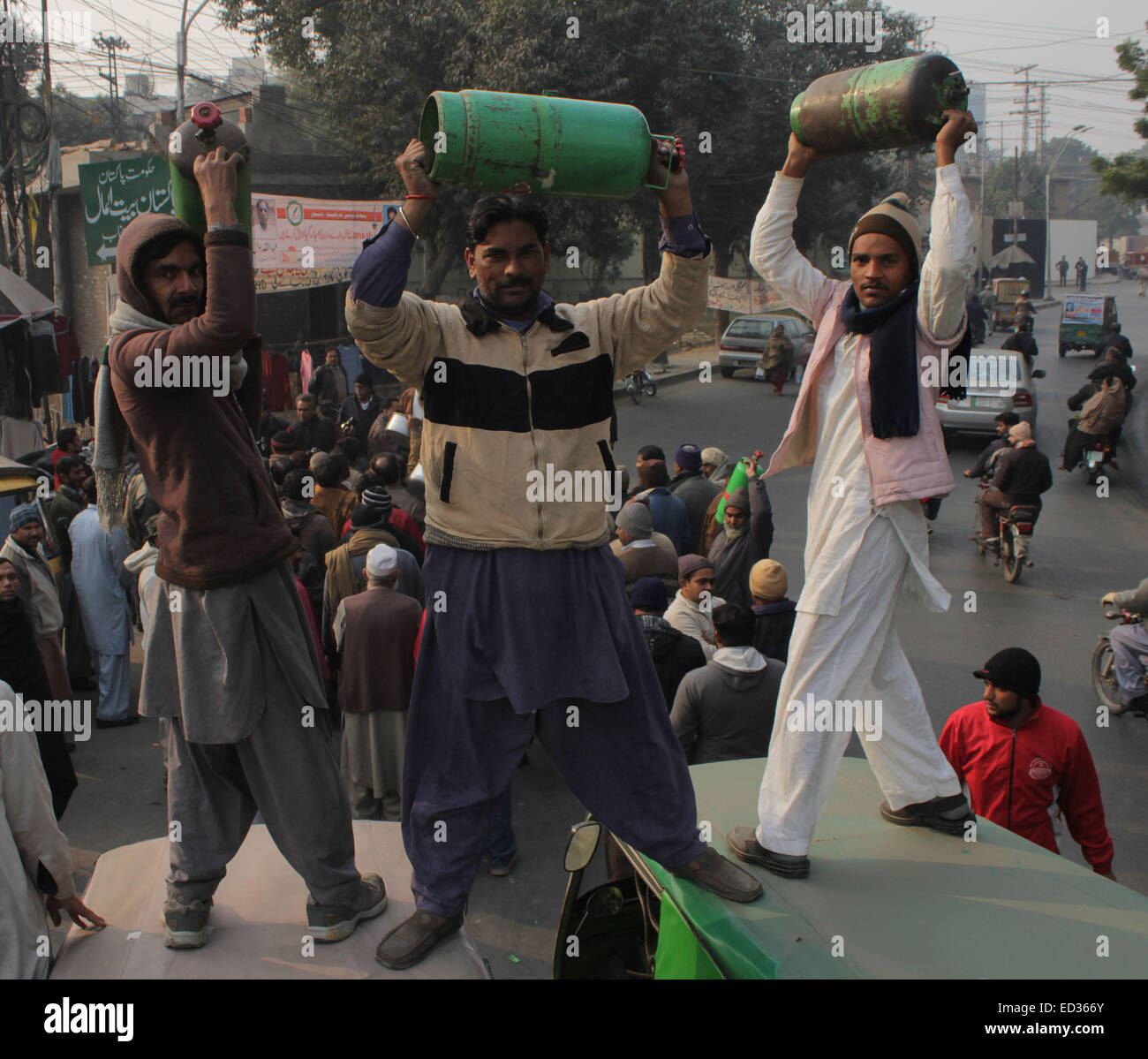 Lahore, Pakistan. 24. Dezember 2014. Pakistanische Rikschafahrer und Mitglieder von Awami Rikscha Union chant Parolen gegen Preis für Liquefied Petroleum Gas (LPG) und Mangel von komprimiertem Erdgas (CNG) während einer Protestaktion in Lahore wandern. Bildnachweis: Rana Sajid Hussain/Pacific Press/Alamy Live-Nachrichten Stockfoto