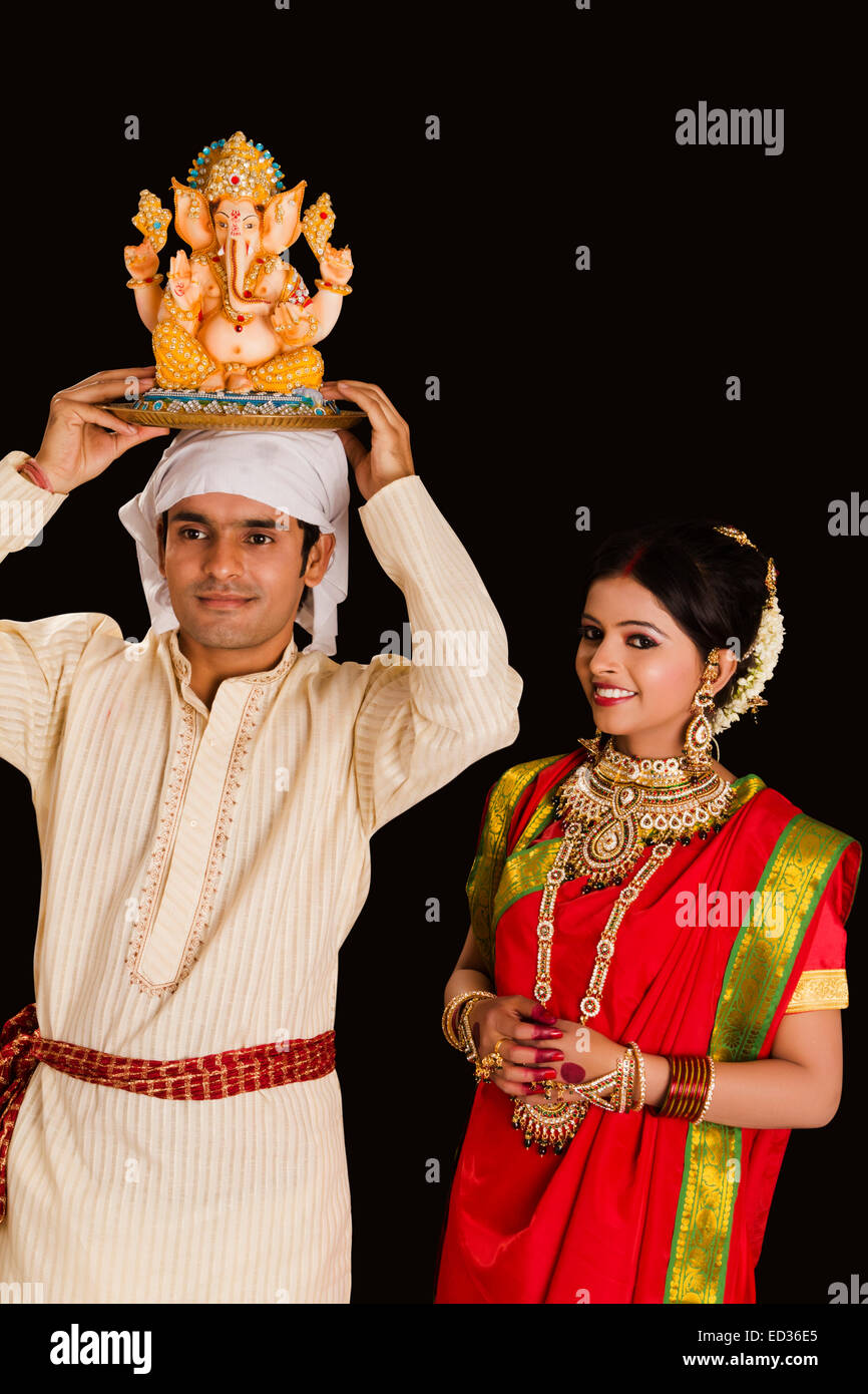 2 Bengali Ehepaar Ganesh Chaturthi Anbetung Stockfoto