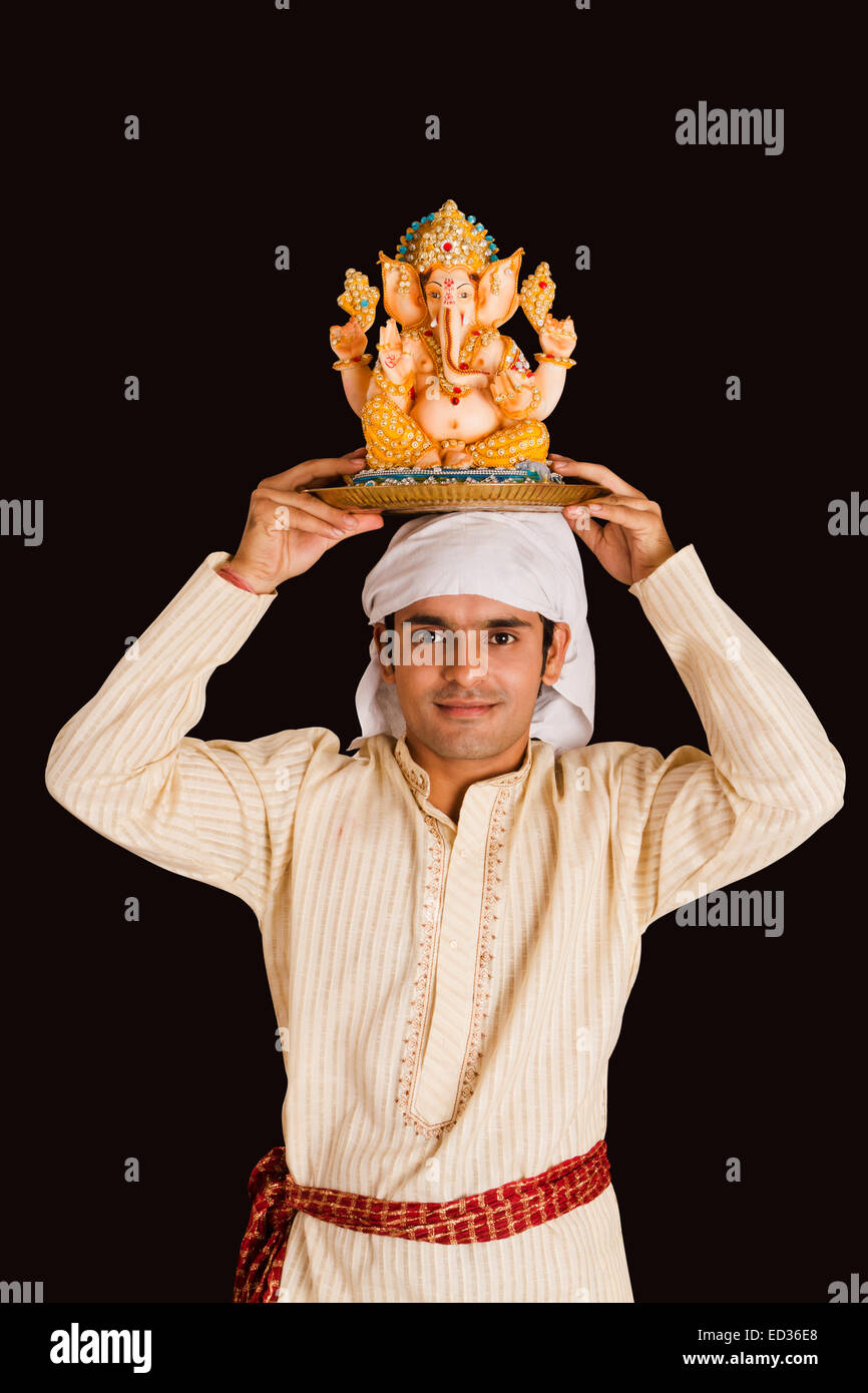 1 Bengali Mann Ganesh Chaturthi Anbetung Stockfoto
