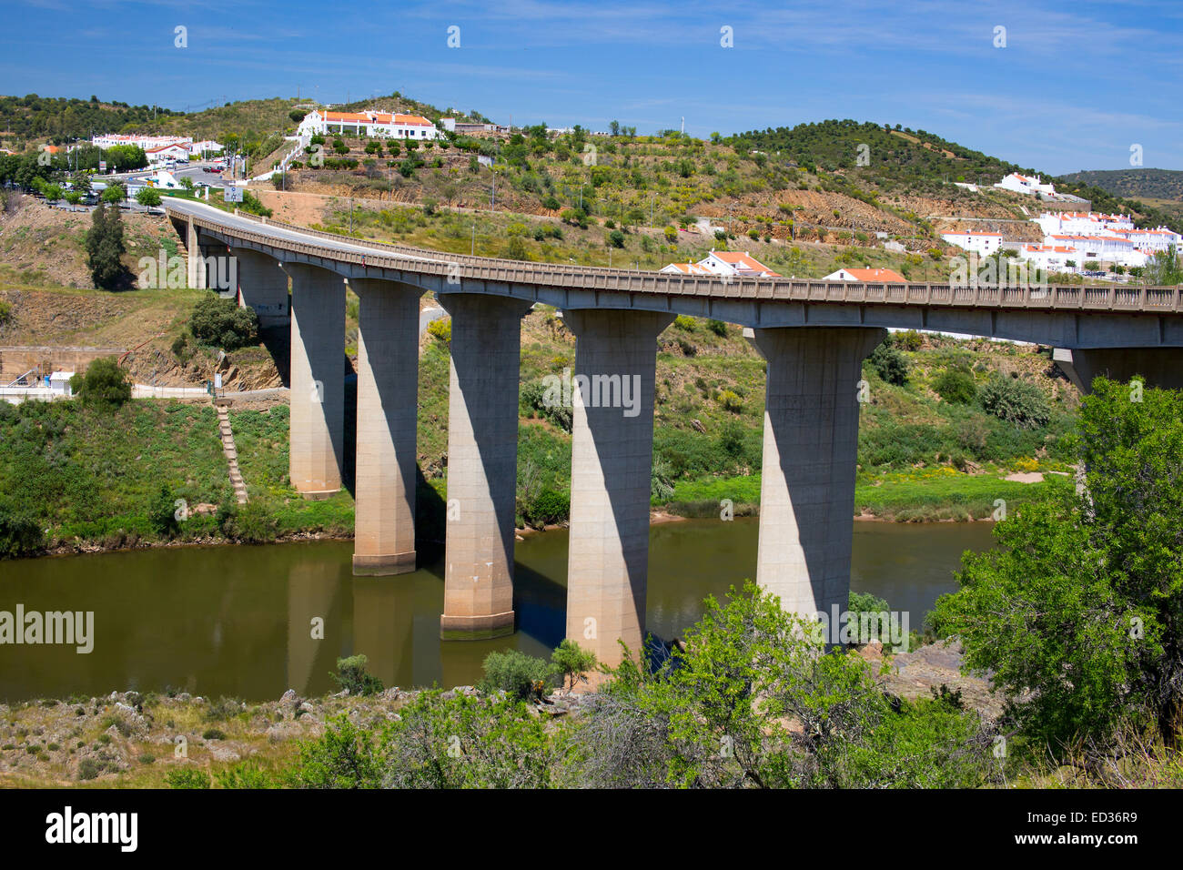 Die moderne Brücke über den Fluss Guadiana in Mértola, Südportugal. Stockfoto