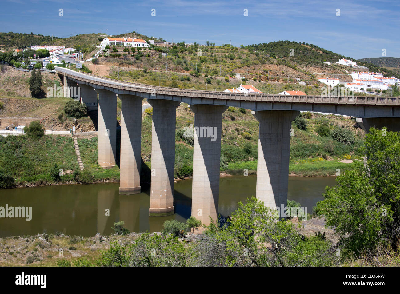 Die moderne Brücke über den Fluss Guadiana in Mértola, Südportugal. Stockfoto