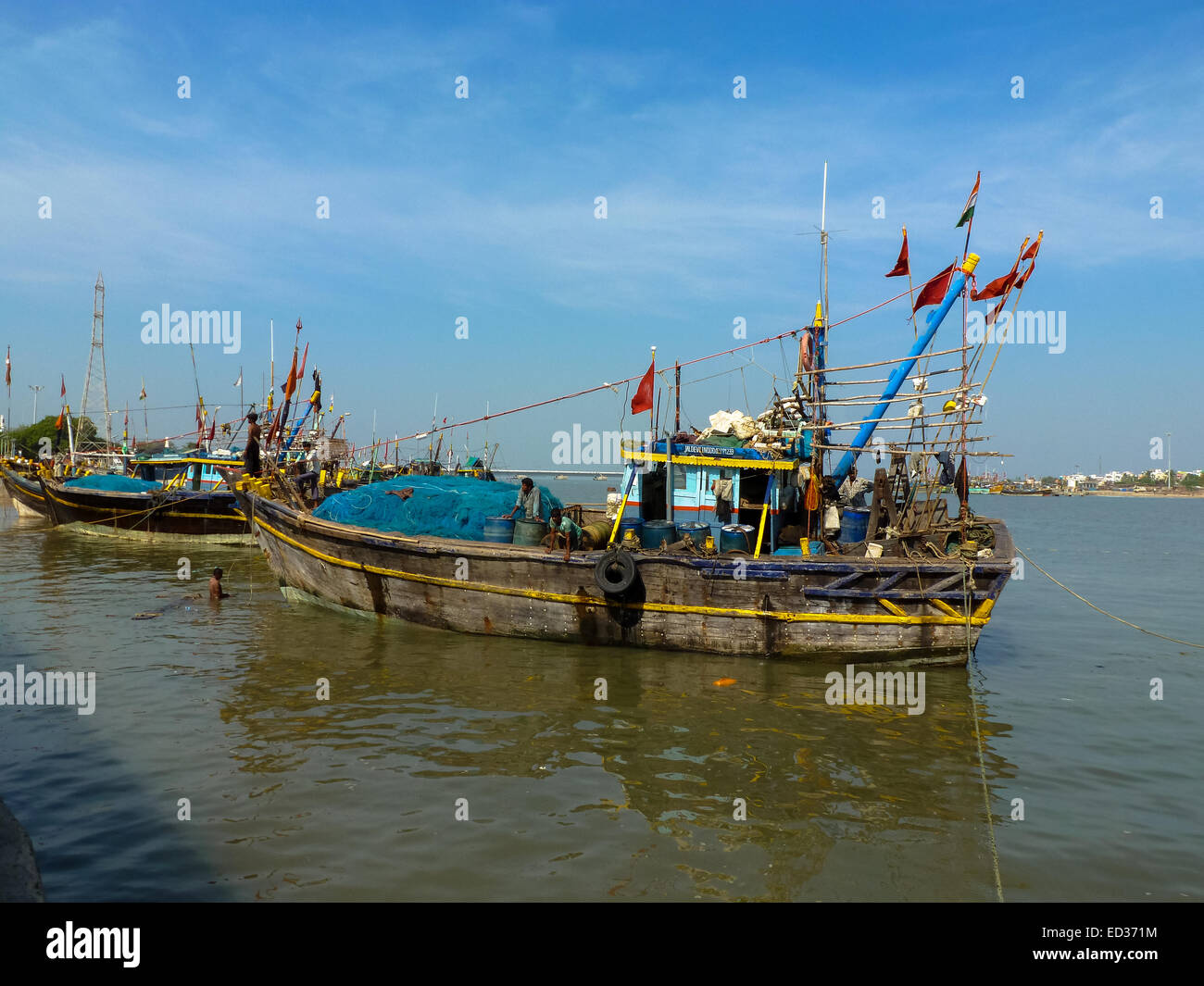 alte hölzerne Fischerboot bei Duji Gujarat Indien Stockfoto