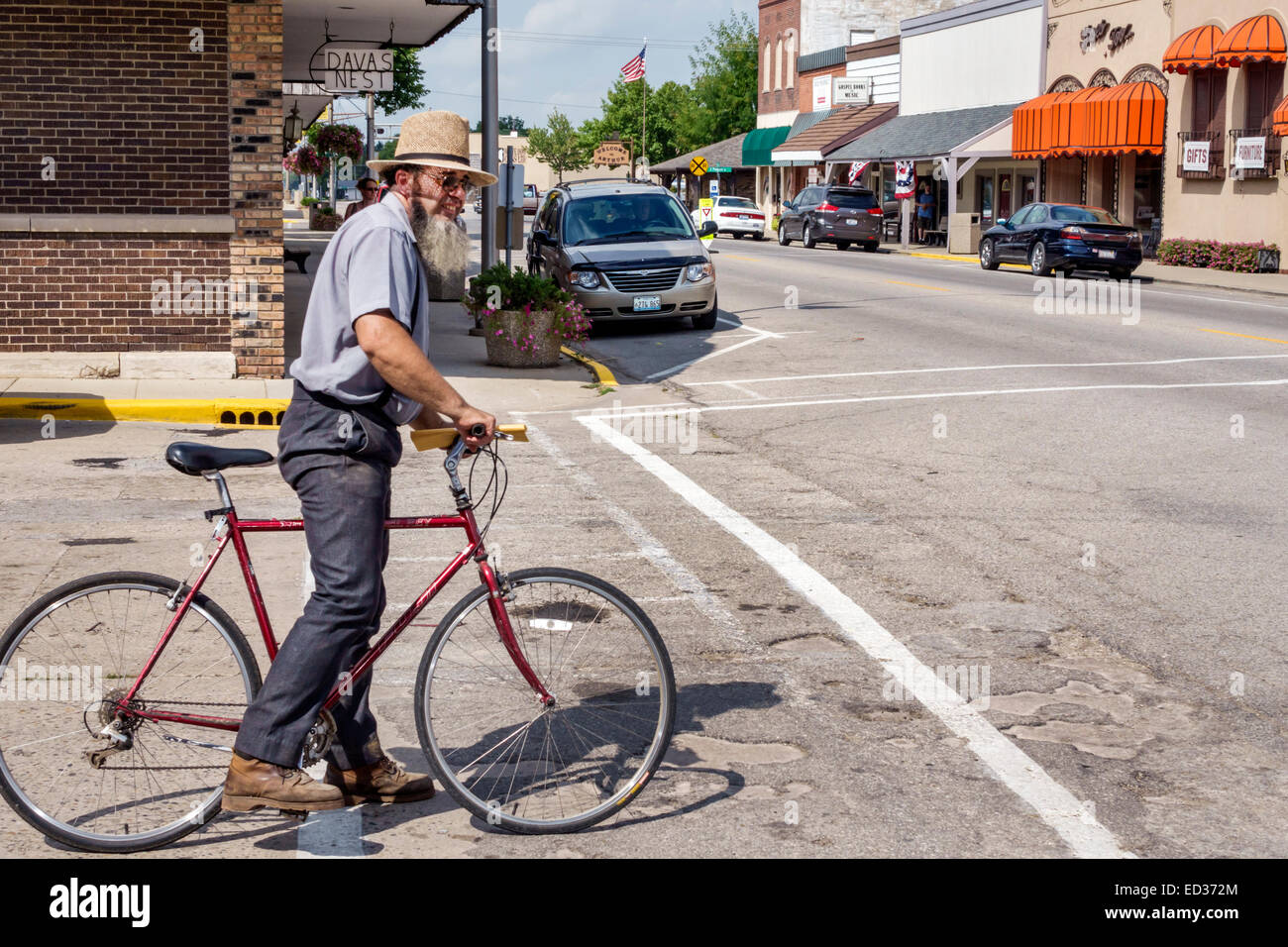 Illinois Arthur, Vine Street, Amish, Mann Männer männlich, Fahrrad, Radfahren, Reiten, Radfahren, Fahrer, Fahrer, Innenstadt, IL140904057 Stockfoto