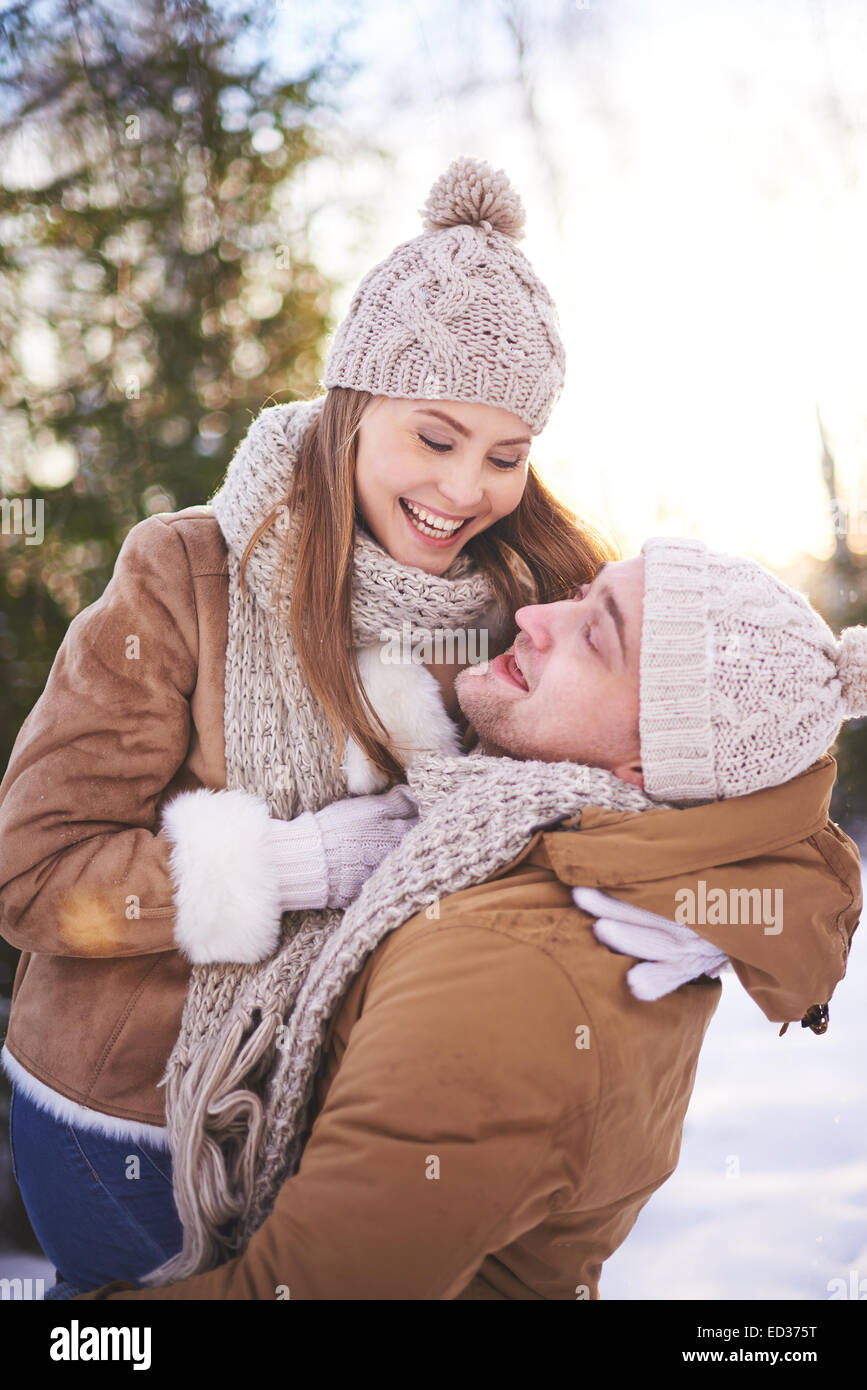 Verliebten und fröhliche Paare, die Spaß im Winter im freien Stockfoto