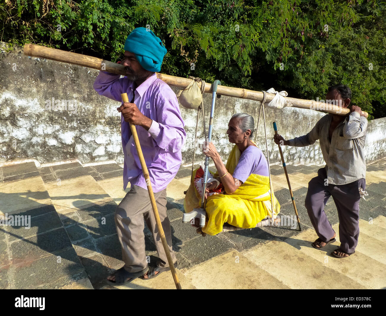 Pilger, die Jain-Tempel von Palitana Gujarat Indien durchgeführt Stockfoto