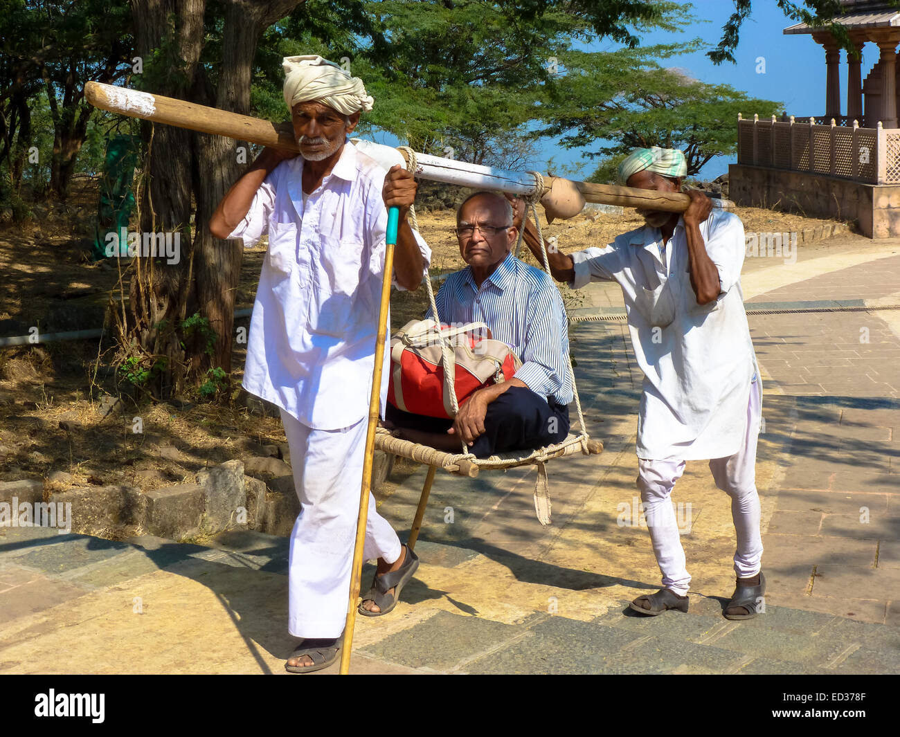 Pilger, die Jain-Tempel von Palitana Gujarat Indien durchgeführt Stockfoto