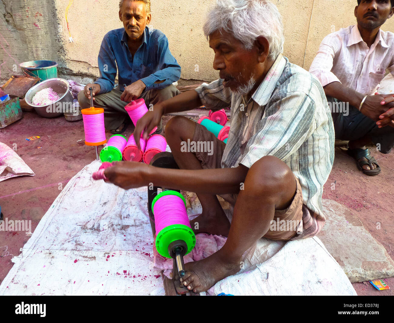 Mann, die Färbung von Threads mit Farben bei Street in Ahmedabad, Gujarat Indien Stockfoto