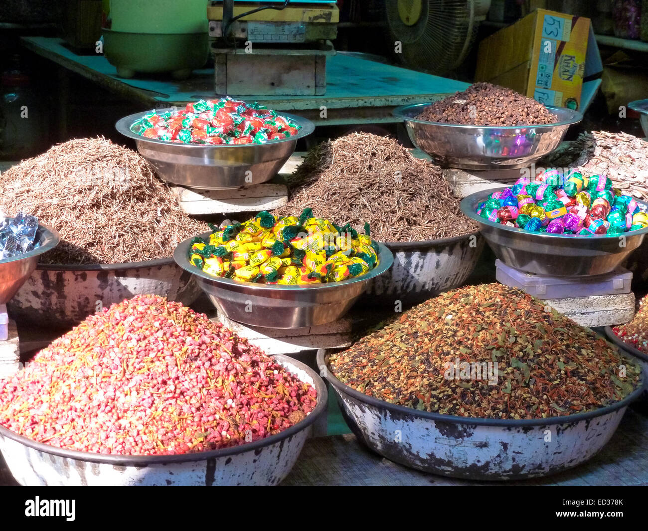 Straßenstand in Gujarat Indien mit Zutaten und Süßigkeiten Stockfoto