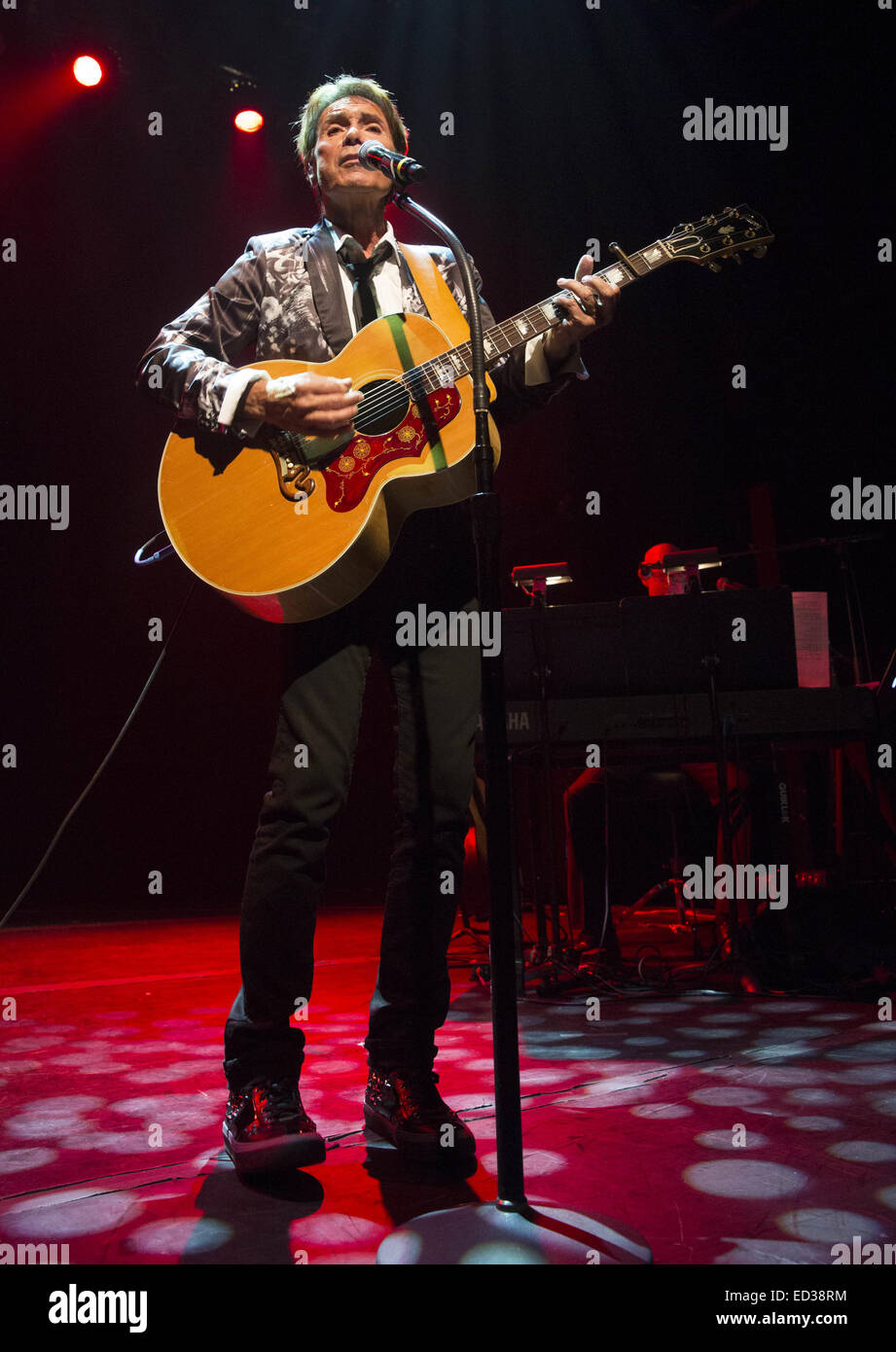 Cliff Richard dank seine treuen Fans mit Gratis-Konzert und Q&A Sitzung im Gramercy Theatre in New York.  Die Living Doll, die Sängerin hatte enttäuscht worden, nachdem ein geplante Unterstützung Slot mit Morrissey musste aufgrund von The Smiths Sänger schlecht ausfallen heilen Stockfoto