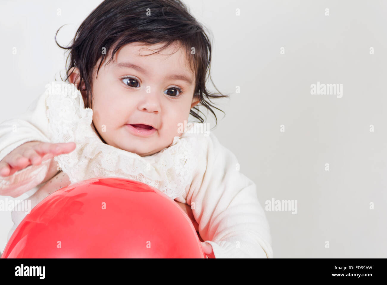 1 indische Kind Baby Spielzeug Ball spielen Stockfoto