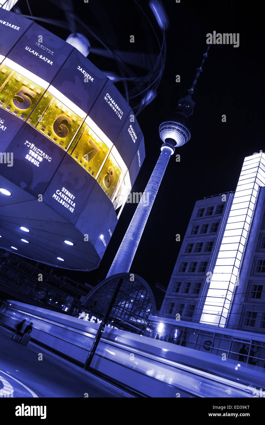 Weltzeituhr am Alexanderplatz Berlin bei Nacht Stockfoto