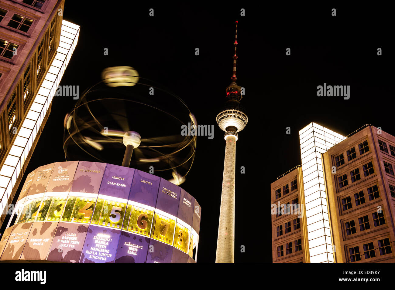 Weltzeituhr und TV tower in Berlin bei Nacht Stockfoto