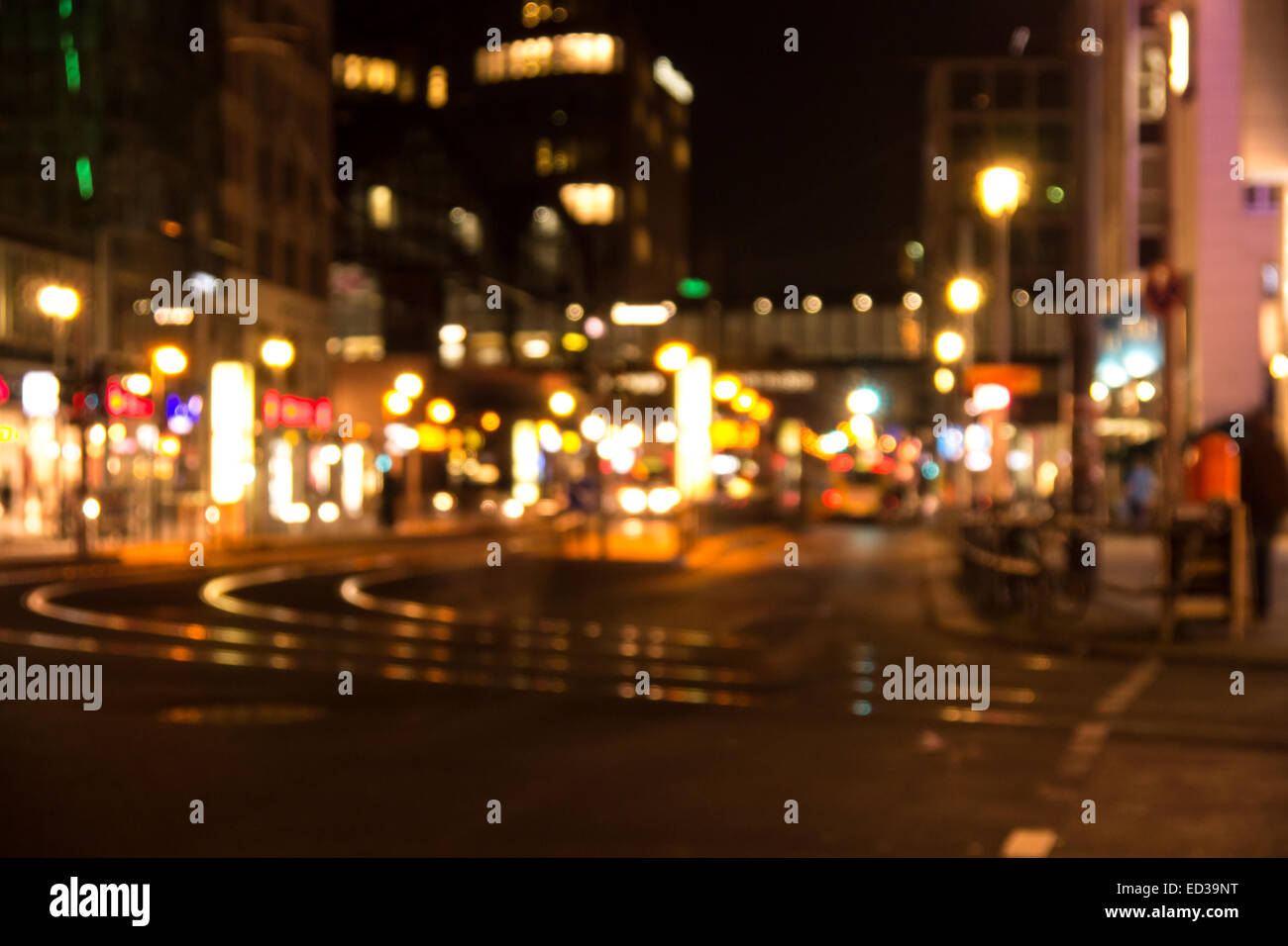 Lichter der Großstadt in Berlin in der Nähe von Friedrichstraße bei Nacht Stockfoto