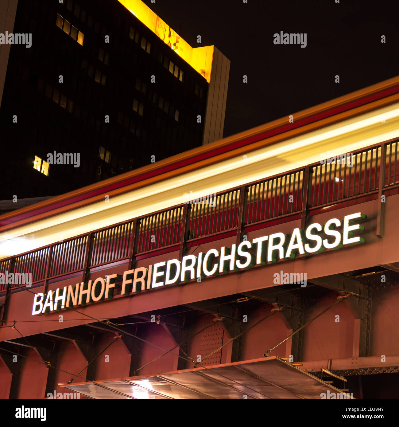 ein Zug am Bahnhof Friedrichstraße in Berlin bei Nacht Stockfoto