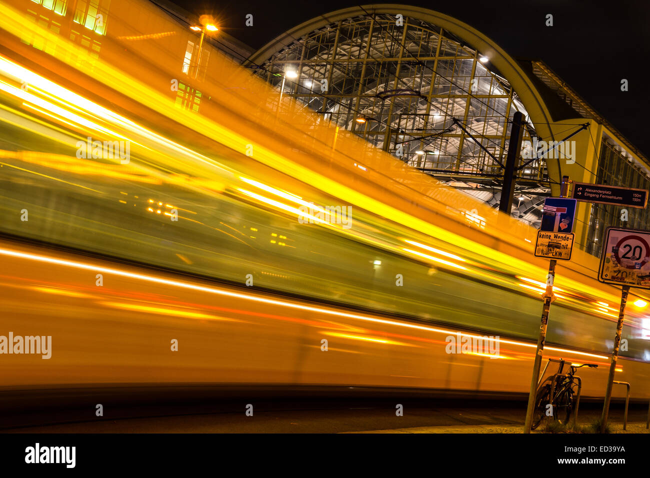 Zug und Bahnhof in Berlin bei Nacht Stockfoto