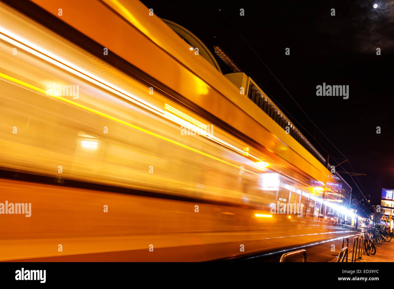 Straßenbahn in Berlin bei Nacht Stockfoto