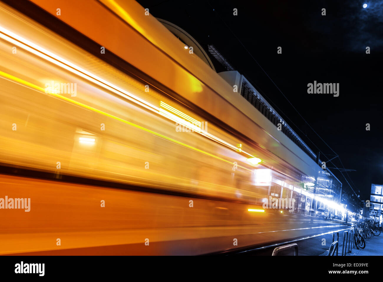 schnelle Straßenbahn in Berlin bei Nacht Stockfoto