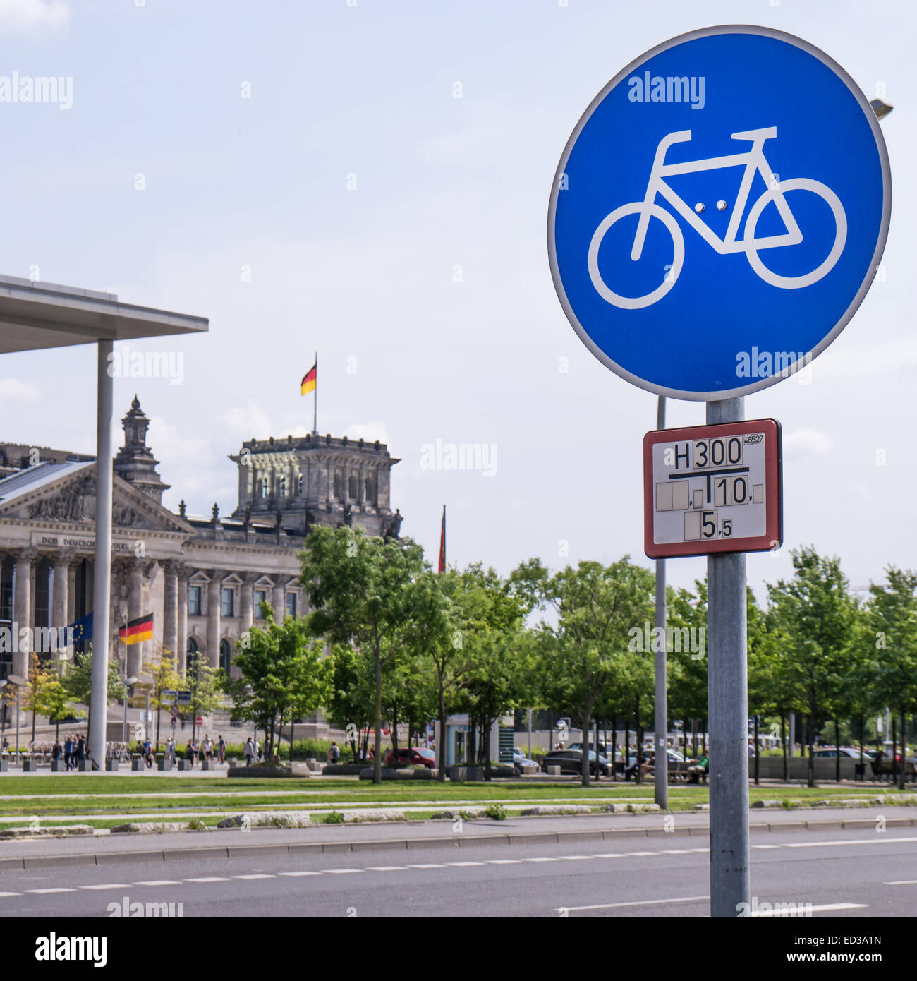 Fahrrad-Stadt-Berlin, Fahrrad-Schilder, Bundestag Gebäude Stockfoto