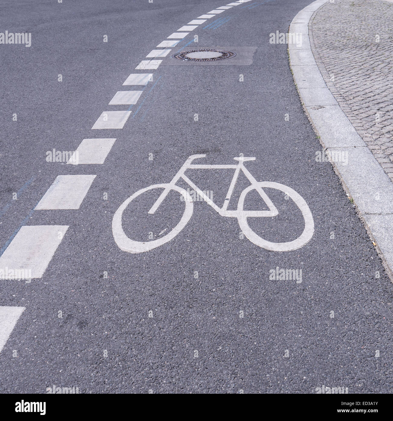 Fahrrad-Schild auf Asphalt in einer Stadt Stockfoto