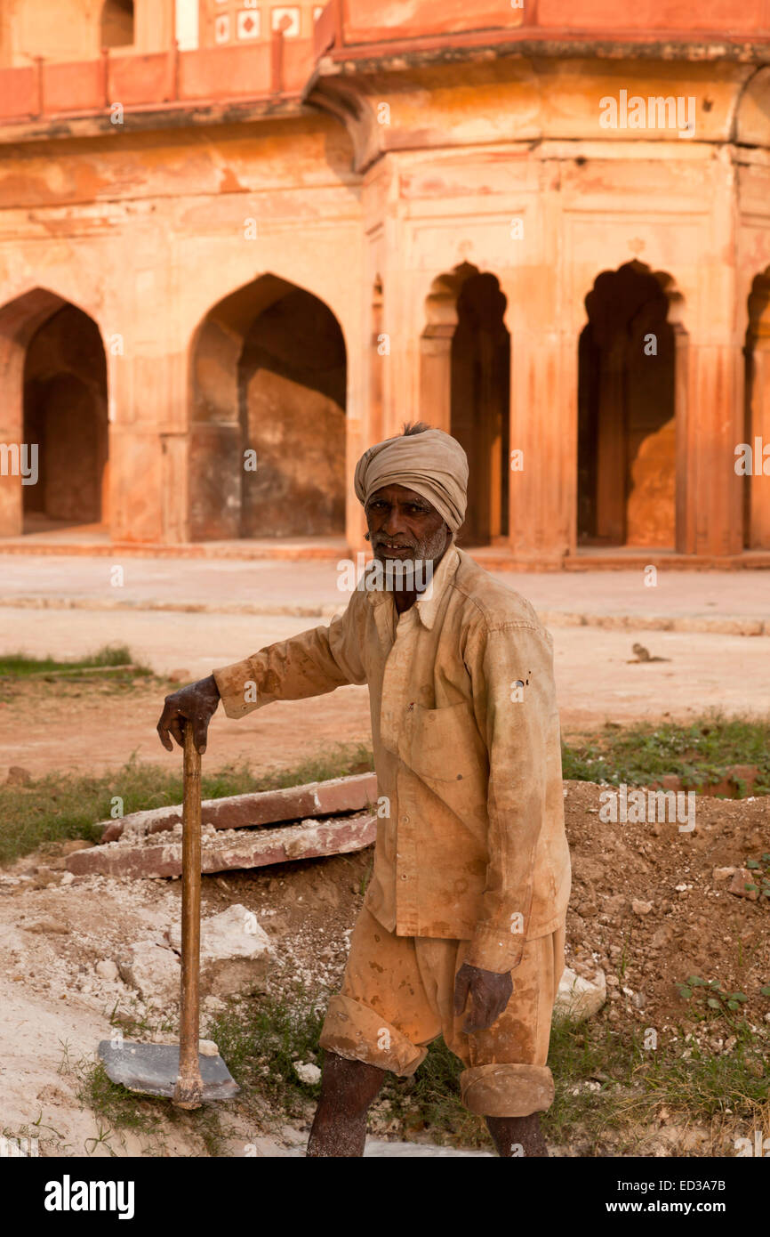 indische Arbeiter mit Schaufel, Grab des Safdarjung, Delhi, Indien, Asien Stockfoto