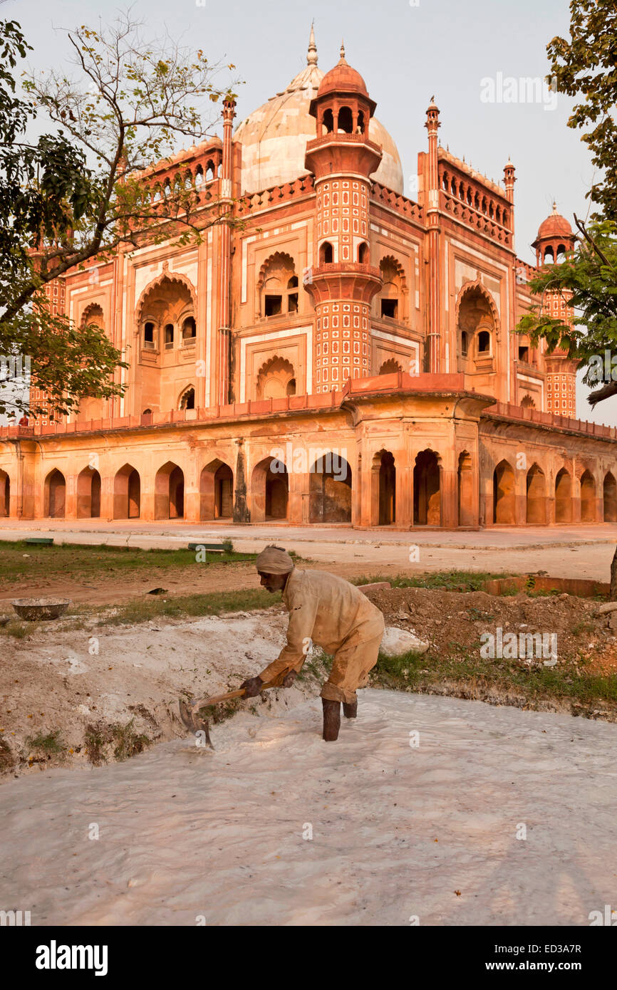 indische Arbeiter mit Schaufel, Grab des Safdarjung, Delhi, Indien, Asien Stockfoto