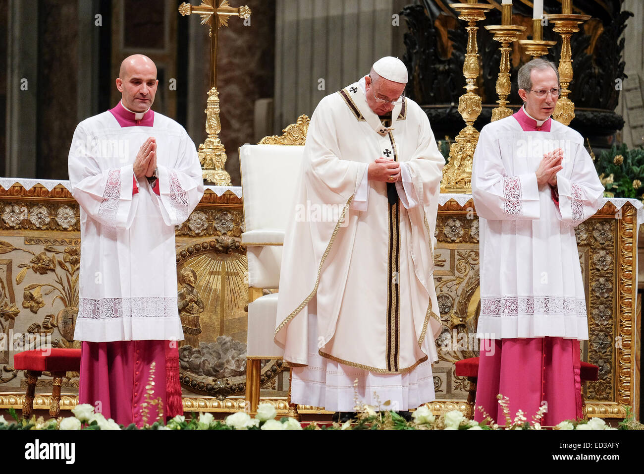 Vatikan-Stadt St. Peter's Square und St. Peter Basilika 24. Dezember 2014 De Papst Francis, Holy Mass of Christmas - Santa Messa di Natale 2014. Papst Francis, Holy Mass of Christmas - Santa Messa di Natale 2014 Credit: wirklich Easy Star/Alamy Live News Stockfoto