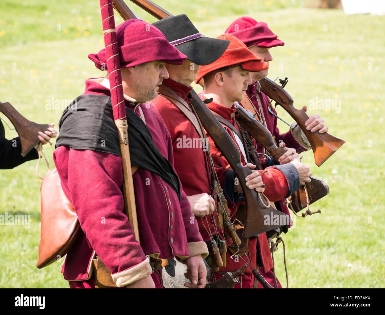 Schauspieler führen tragen Stuart Ära, 17. Jahrhundert (Herrschaft von König Charles 1.) Kostüme. Sie sind die Belagerung von Bolsover Castle in Derbyshire, England, ein Ereignis während des englischen Bürgerkriegs reenacting. Stockfoto