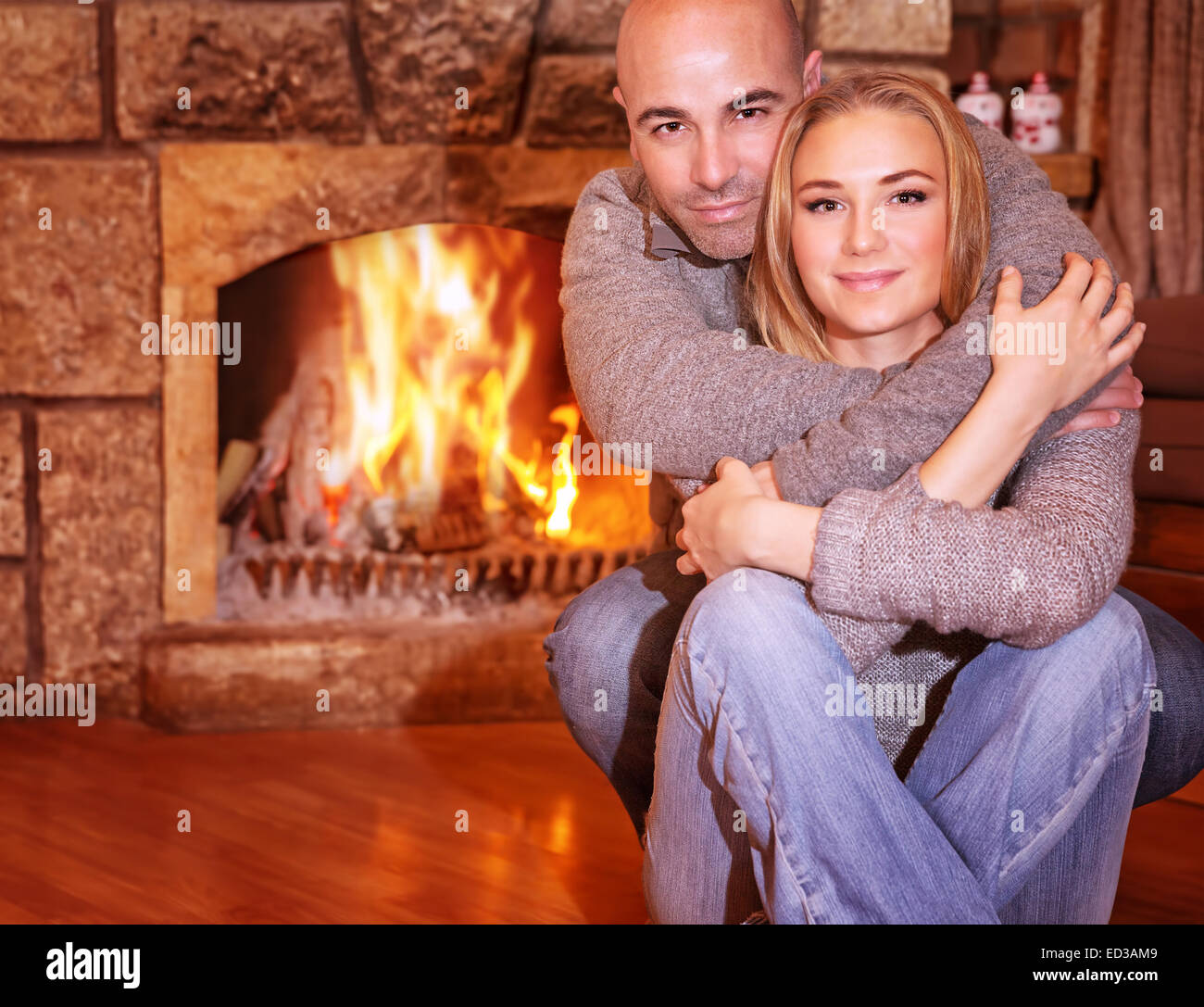 Porträt von sanften paar sitzt zu Hause, Kamin romantische Feier von Weihnachten Urlaub, Liebe und Zweisamkeit Stockfoto