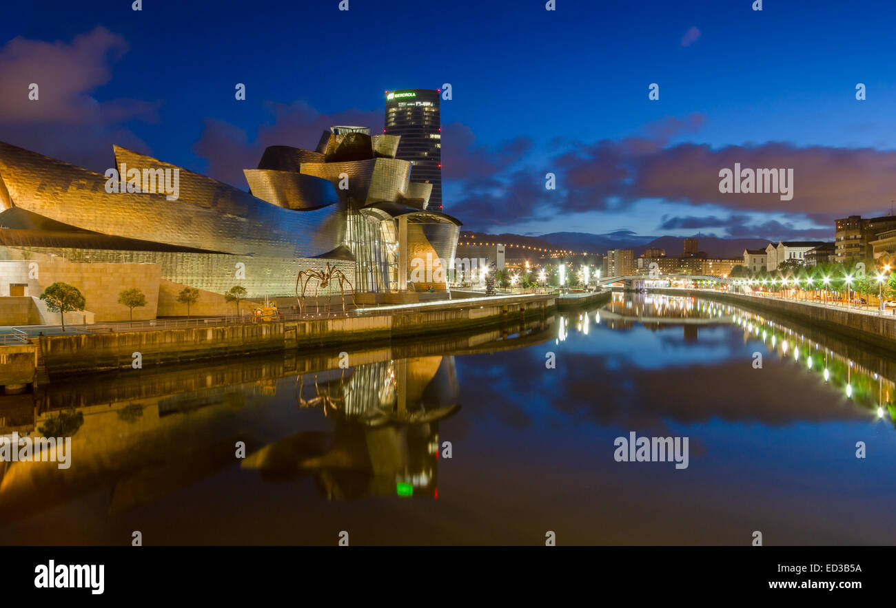 Guggenheim-Museum in der Nacht - Bilbao Stockfoto