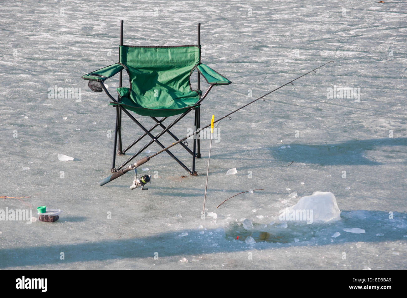 Bild eines Fisher-Setup für den Fang von Fischen unter Eisdecke vorbereitet Stockfoto