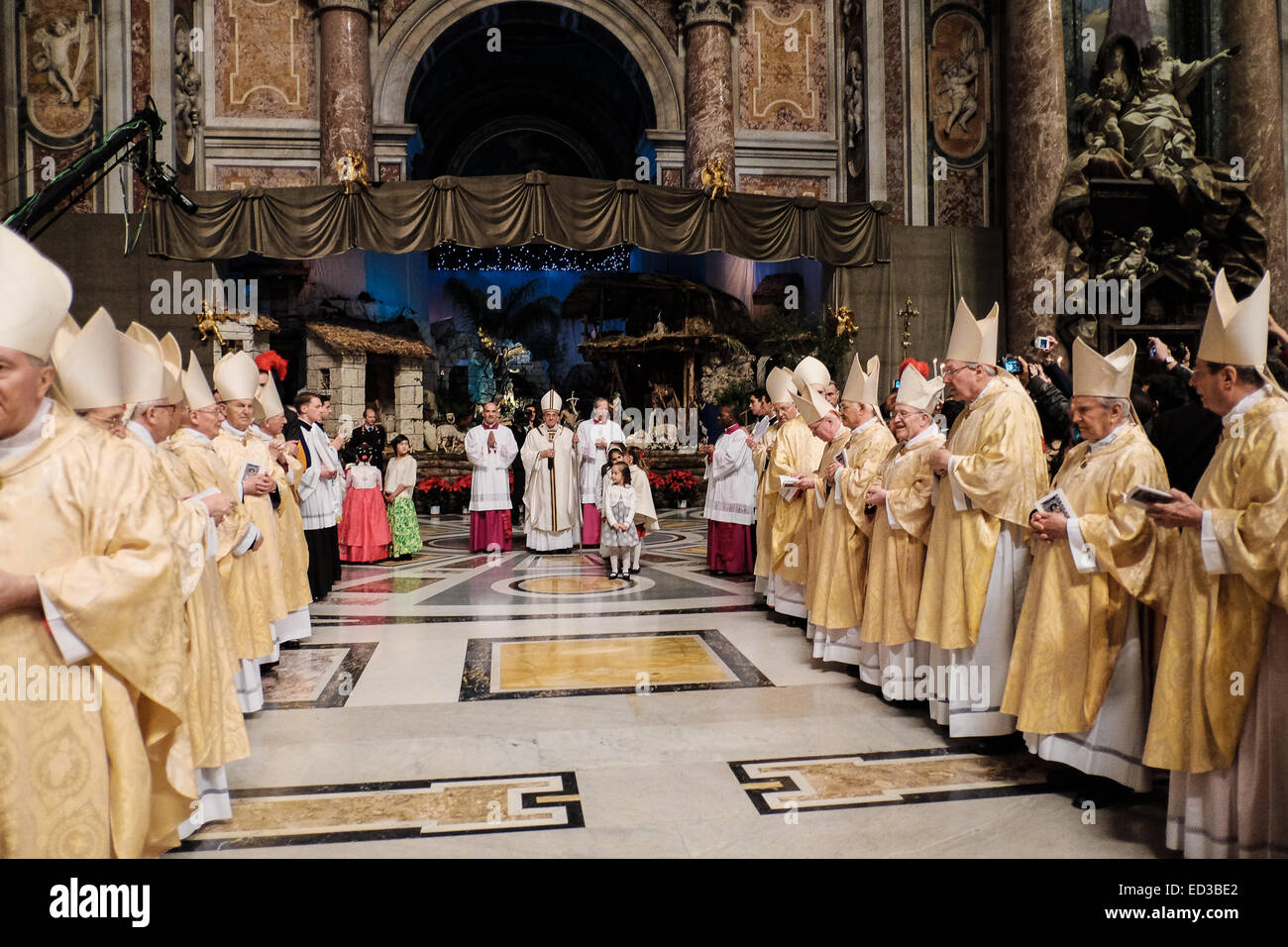 Vatikan-Stadt St. Peter's Square und St. Peter Basilika 24. Dezember 2014 De Papst Francis, Holy Mass of Christmas - Santa Messa di Natale 2014. Papst Francis, Holy Mass of Christmas - Santa Messa di Natale 2014 Credit: wirklich Easy Star/Alamy Live News Stockfoto