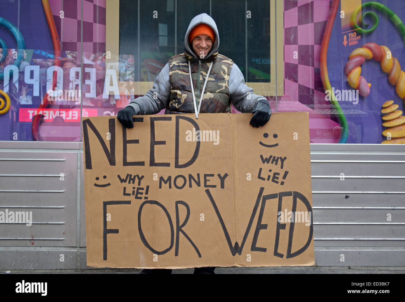 Steven ein Hausierer am Times Square in Manhattan, New York City mit einer lustigen Zeichen bitten um Geld für Unkraut. Stockfoto