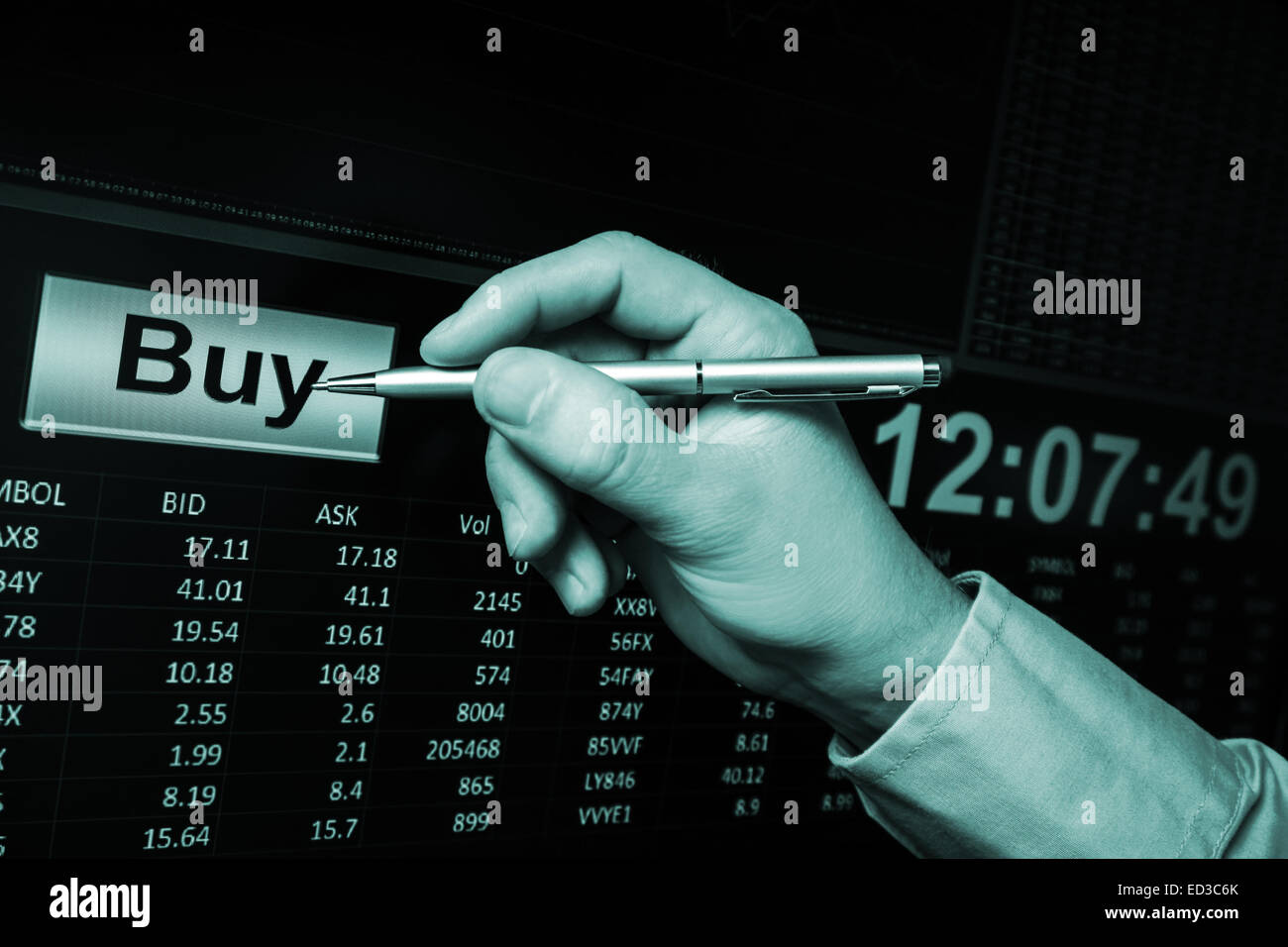 Handel an der Börse, zeigen mit Stift auf die Schaltfläche "kaufen" Stockfoto