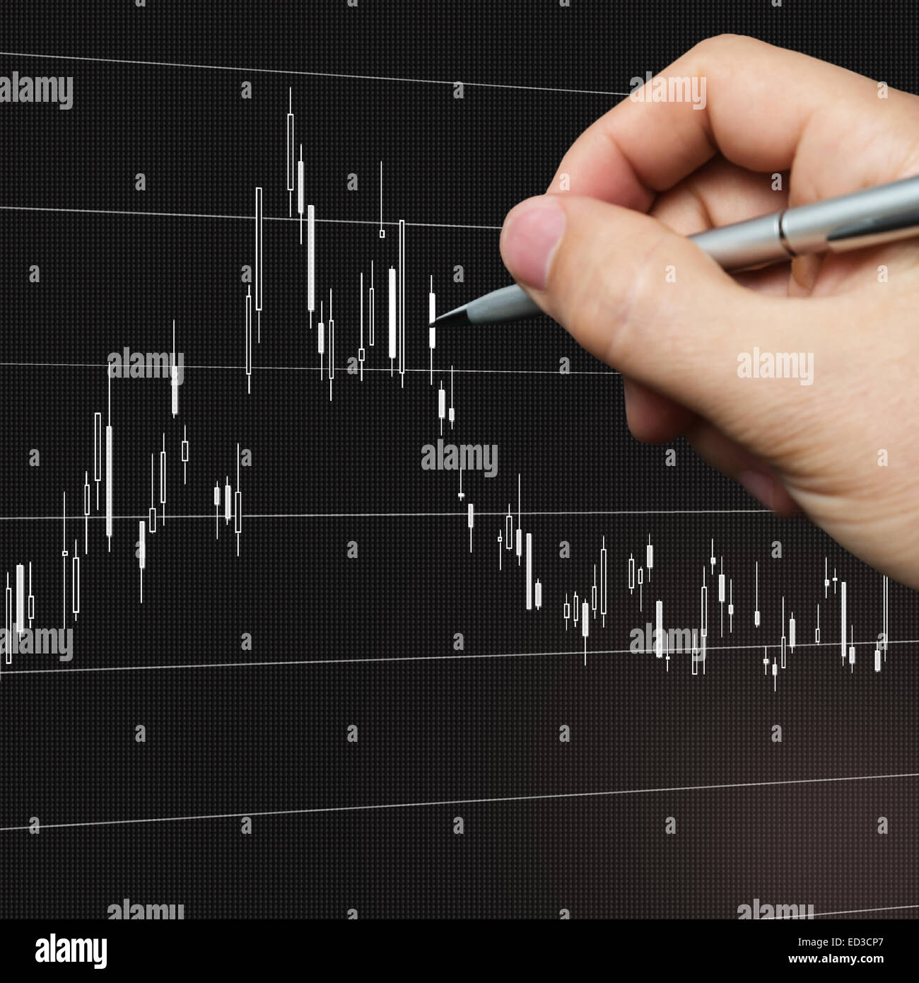 Chart-Analyse und eine Hand mit Stift Stockfoto