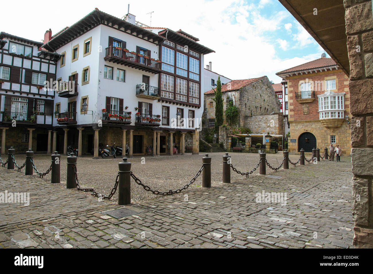 HONDARRIBIA, Spanien - 27. Mai 2014: Alte Häuser im Zentrum von Hondarribia, einer Stadt in Gipuzkoa, Baskenland, Spanien Stockfoto