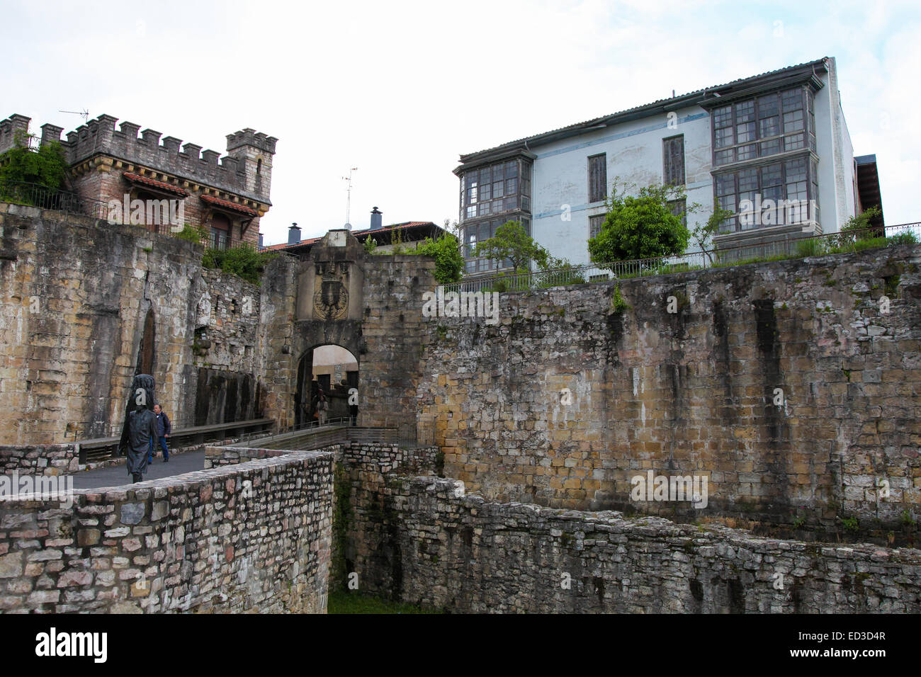 HONDARRIBIA, Spanien - 26. Mai 2014: Stadtmauer an der Santa Maria Hafengebiet in Hondarribia, einer Stadt in Gipuzkoa, Baskenland Stockfoto
