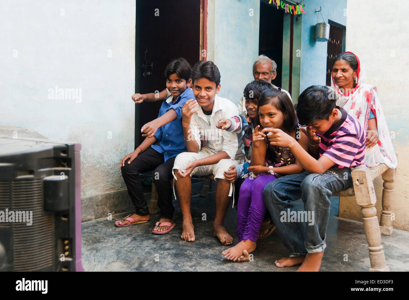 indischen ländlichen Bauern-Familie vor dem Fernseher Stockfoto
