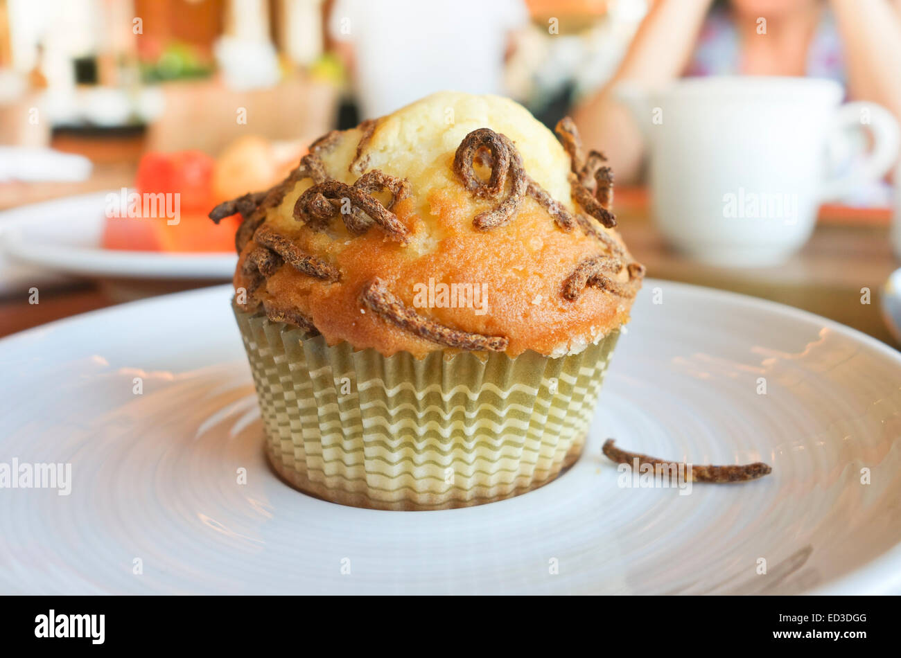 Cupcake auf Teller zum Frühstück im Restaurantbar. Stockfoto